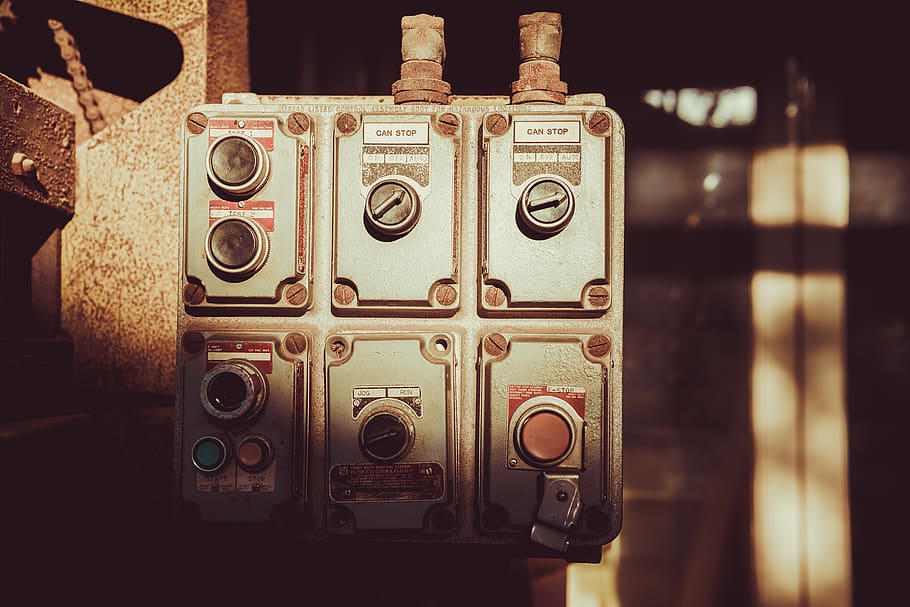 gris, elèctric, panell de control, paret, càmera, electrònica, bloqueig de combinació, bloqueig, accessoris, tecnologia, primer pla, a l'interior, cap gent, càmera - equip fotogràfic, vell, estil retro, nombre, temes de fotografia, lent - instrument òptic, el passat, centrar-se en primer pla, natura morta, història, polsador, metall, equipament, control, cultura i entreteniment artístic, 5K