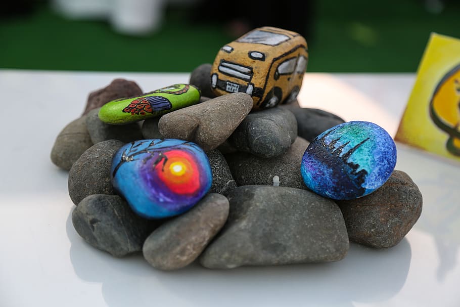 rock - object, pedra - objecte, còdols, llum solar, platja, fotografia, sol, blau, brillant, característica costanera, dibuix - producte artístic, horitzontal, cap gent, a l'aire lliure, imatge pintada, Rússia, signe, estiu, raig de sol, assolellat, símbol, vacances, groc, multicolor, primer pla, centrar-se en primer pla, sòlid, variació, rock, art i artesania, gran grup d'objectes, taula, elecció, creativitat, natura morta, grup d'objectes, esport, dia, artesania, 5K