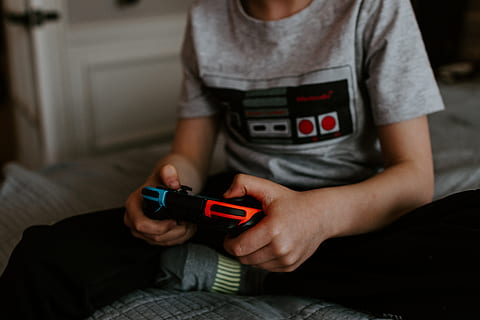 ragazzo, seduta, grigio, letto, giocando, detenzione, tecnologia, Sezione centrale, abbigliamento casual, una persona, comunicazione, tecnologia wireless, in casa, stili di vita, uomini, bambino, ragazzi, persone reali, dispositivo di informazione portatile, infanzia, attività di svago, maschi, vista frontale, video gioco, adolescente, 5K, CC0, dominio pubblico, privo di copyright
