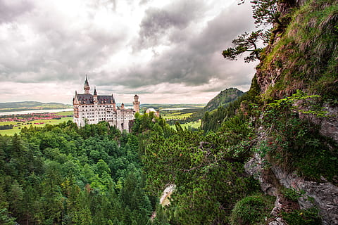 otruby hrad, architektura, budova, hrad, mraky, denní světlo, tráva, kopec, mezník, krajina, hory, Příroda, venku, řeka, skály, venkovský, nebe, kamenná zeď, věže, stromy, voda, stavba, exteriér budovy, strom, rostlina, mrak - nebe, Dějiny, minulost, krása v přírodě, destinace, nikdo, přistát, cestovat, město, scenics - příroda, zelená barva, 5K, CC0, veřejná doména, bez autorských práv