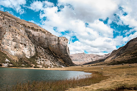 llac, envoltat, penya-segats, a l'aire lliure, naturalesa, glacera, neu, gel, muntanya, perú, província d'Oyón, penya-segat, altiplà, Conca, vall, canyon, paisatge, escenics - natura, aigua, bellesa a la natura, núvol - cel, cel, escena tranquil·la, tranquil·litat, escena no urbana, rock, Serra, cap gent, idíl·lic, rock - object, dia, sòlid, formació, cim de muntanya, 5K, CC0, domini públic, lliure de regalies