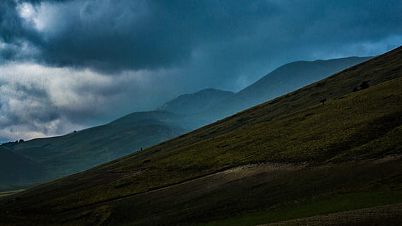 Berg, Blau, Himmel, Wolken, dunkle Wolken, Dämmerung, Tageslicht, Abend, Feld, Nebel, nebelig, Gras, Hügel, Landschaft, Licht, Natur, draußen, szenisch, Sommer-, Reise, wolke - himmel, Umgebung, Gebirge, Szenen - Natur, keine Leute, Land, Sturm, Schönheit in der Natur, Tal, Tag, Ruhe, grüne Farbe, ruhige Szene, Bergrücken, 5K, CC0, gemeinfrei, lizenzfrei