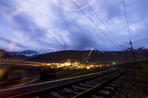 Austràlia, wengle, cel, transport per ferrocarril, vies del ferrocarril, pista, núvol - cel, transport, electricitat, naturalesa, cable, connexió, tecnologia, il·luminat, manera de transport, cap gent, muntanya, transport públic, arquitectura, tren, línia elèctrica, a l'aire lliure, Font d'alimentació, 5K, CC0, domini públic, lliure de regalies