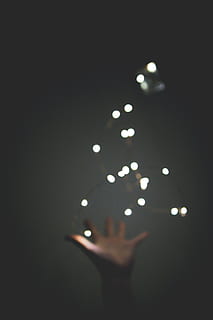 flare, lys, belysning, hånd, kronblad, blomstre, blomst, plante, kunst, kanon, sigma kunst, bokeh, sollys, hofte, ædelsten, tilbehør, smykker, diamant, menneskelig hånd, menneskelig kropsdel, belyst, en person, belysningsudstyr, kropsdel, glødende, nat, uigenkendelig person, lys - naturligt fænomen, sort baggrund, menneskelige arm, sløret, personlige perspektiv, rigtige mennesker, natur, lav vinkel visning, livsstil, finger, arme hævet, menneskelig lem, 4K, CC0, offentligt domæne, royaltyfrie