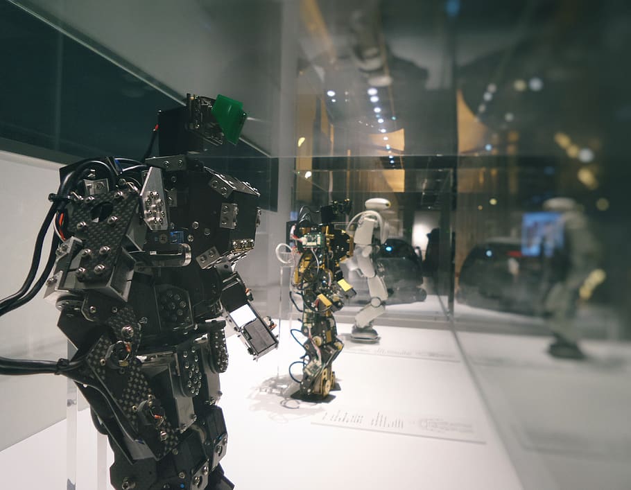 robot, android, artificial, intel·ligència, robòtica, ai, pantalla, de peu, robots, mecha, humanoide, bipedal, innovació, ciència, recerca, futur, cibernètic, biònica, robotique, il·luminat, tecnologia, persones incidentals, ciutat, a l'aire lliure, dia, centrar-se en primer pla, primer pla, temes de fotografia, transparent, vidre - material, manera de transport, transport, estructura construïda, penjant, cultura i entreteniment artístic, arquitectura, gent, 4K