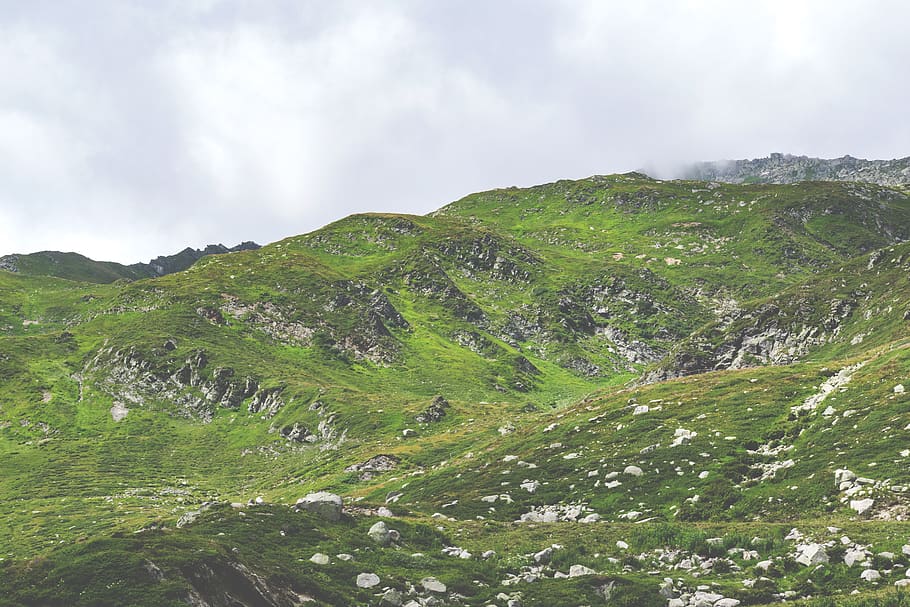 montagna, montanaro, nube, cielo, paesaggio, natura, valle, rocce, verde, erba, bellezza nella natura, scenics - natura, scena tranquilla, nuvola - cielo, la tranquillità, scena non urbana, ambiente, colore verde, giorno, nessuno, pianta, idilliaco, a distanza, crescita, terra, catena montuosa, all'aperto, 5K