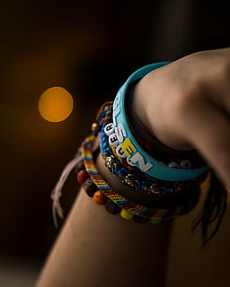 nærbilde foto, person, iført, assortert, armbånd, bånd, bangles, uklarhet, nærbilde, fargerik, dybdeskarphet, fokus, hånd, diverse, ha på, håndledd, menneskelig kroppsdel, én person, menneskelig hånd, innendørs, voksen, kroppsdel, studio skudd, fokusere på forgrunnen, selektiv fokusering, holding, tekst, smykker, midsection, kvinner, vestlig skript, finger, svart bakgrunn, menneskelig lem, personlig tilbehør, 4K, CC0, offentlig domene, opphavsrett gratis