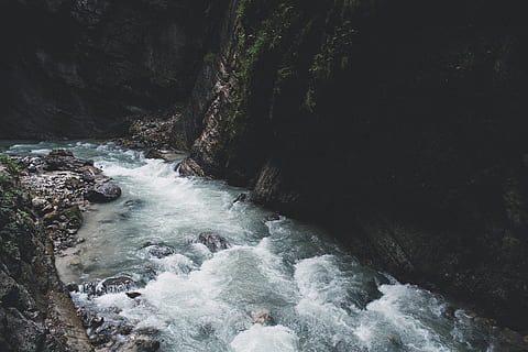 corriente del rio, cascada, luz, ambiente, fluir, paisaje, montaña, pureza, rápidos, rocas, escénico, corriente, agua, movimiento, belleza en la naturaleza, paisajes - naturaleza, rock, roca - objeto, sólido, agua que fluye, mar, naturaleza, nadie, día, larga exposición, movimiento borroso, deporte, formacion de roca, vista de alto ángulo, deporte acuático, al aire libre, fluido, poder en la naturaleza, 5K, CC0, dominio público, libre de derechos