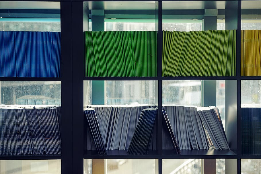 assortit, llibres, prestatgeria, prestatges, vidre - material, cap gent, finestra, transparent, dia, patró, a l'interior, estructura construïda, arquitectura, naturalesa, modern, color verd, reflexió, metall, seient, oficina, marc complet, entrada, 4K