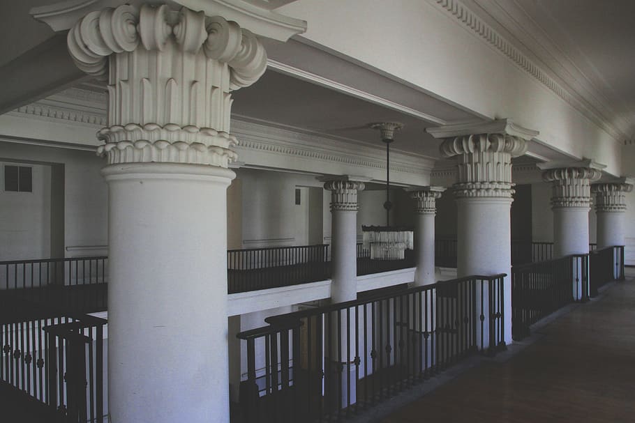 foto, blanc, columnes, baranes, arquitectura, edifici, la llum del dia, a l'interior, disseny d'interiors, llum, mansió, columna arquitectònica, estructura construïda, cap gent, barana, Llei, dia, càstig, en fila, columnata, presó, arcade, justícia - concepte, absència, seguretat, sostre, palau de justícia, govern, balustrada, 4K