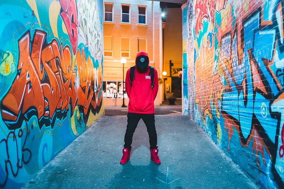 home, de peu, parets, humà, gent, persona, graffiti, Canadà, st. John's, a l'aire lliure, esports, esport, surf de neu, neu, carreró, carrer, ciutat, urbà, edifici, carretera, tapa, una persona, persones reals, arquitectura, estils de vida, longitud completa, exterior de l'edifici, estructura construïda, activitat d'oci, creativitat, funció de construcció de parets, roba casual, art i artesania, vista del darrere, roba, art de carrer, adult jove, caputxa - roba, 5K