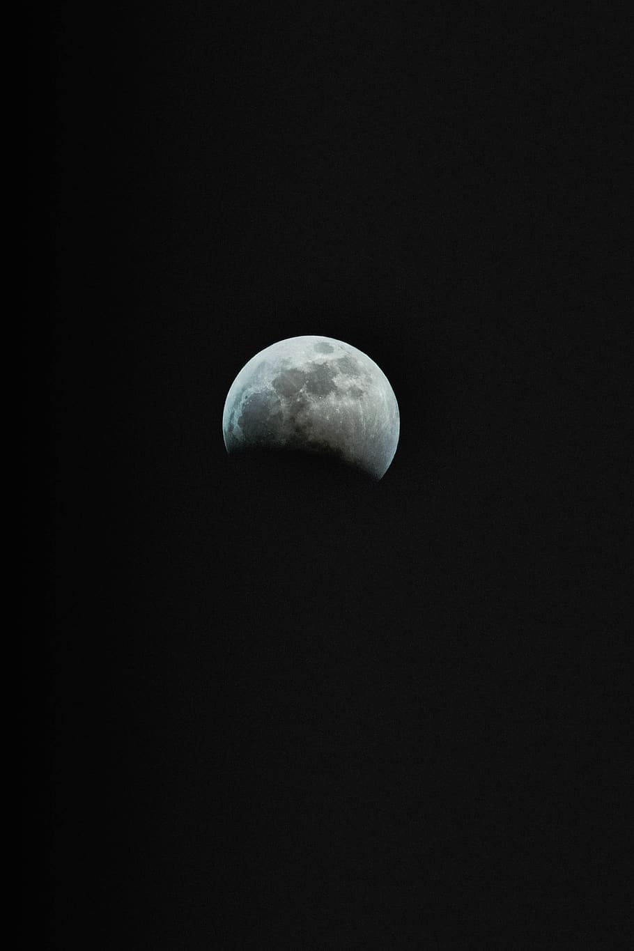 quart de lluna, naturalesa, a l'aire lliure, eclipsi, espai exterior, lluna, espai, univers, astronomia, Eclipse de lluna, nit, platja, mar, línia de costa, oceà, Costa, aigua, vehicle, transport, avions, avió de línia, cel, còpia espai, vista d’angle baix, escenics - natura, Lluna planetària, bellesa a la natura, cap gent, tranquil·litat, escena tranquil·la, idíl·lic, superfície de la lluna, Mitja lluna, cel clar, ciència, fosc, astrologia, espai i astronomia, llum de la lluna, 2K
