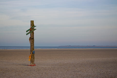 strand, zee, water, land-, hemel, horizon, kalmte, scenics - natuur, schoonheid in de natuur, horizon over water, rustige scène, natuur, niet-stedelijke scène, geen mensen, hout - materiaal, idyllisch, zand, dag, afgelegen, buitenshuis, post, houten paal, 4K, CC0, publiek domein, royaltyvrij