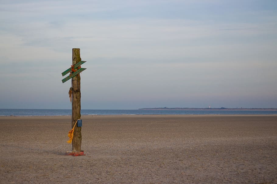 pláž, moře, voda, přistát, nebe, horizont, klid, scenics - příroda, krása v přírodě, horizont nad vodou, klidné scény, Příroda, mimoměstské scény, nikdo, dřevo - materiál, idylický, písek, den, dálkový, venku, pošta, dřevěný sloupek, 4K