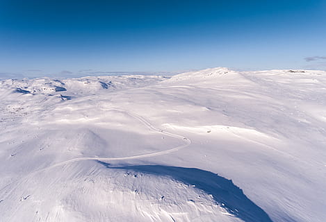 schneebedeckt, Feld, Blau, Himmel, kalt, Tageslicht, Landschaft, Berg, Natur, Norwegen, szenisch, Schnee, Winter, kalte Temperatur, Schönheit in der Natur, Szenen - Natur, ruhige Szene, Ruhe, weiße Farbe, Nicht-städtische Szene, Tag, Umgebung, keine Leute, idyllisch, schneebedeckter Berg, 4K, CC0, gemeinfrei, lizenzfrei