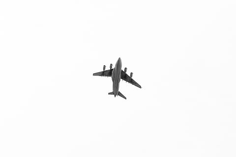 létající letadlo, létající, pták, zvíře, vozidlo, letadlo, letoun, přeprava, let, dopravní letadlo, proud, warplane, pěnkava, vzlétnout, anthus, accipiter, bombardér, racek, silueta, sojka, trojúhelník, leteckého vozidla, způsob dopravy, nebe, nízký úhel pohledu, na cestách, pohyb, střední vzduch, nikdo, Příroda, cestovat, kopie prostor, čisté nebe, den, vojenské letadlo, venku, stíhací letadlo, letecký a kosmický průmysl, 2K, CC0, veřejná doména, bez autorských práv