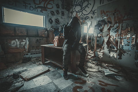 hombre, sentado, marrón, mesa, ropa, vestir, humano, persona, calzado, ciudad, metrópoli, urbano, pueblo, edificio, zapato, mueble, bota, madera, capa, pantalones, madera contrachapada, sobretodo, decoración del hogar, adentro, pintada, abandonado, cuarto doméstico, dañado, sucio, una persona, arquitectura, atropellar, obsoleto, longitud total, pared - característica de la construcción, mala condición, gente real, interior de la casa, disminución, antiguo, suciedad, deterioro, arruinado, 5K, CC0, dominio público, libre de derechos