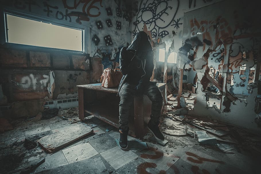 hombre, sentado, marrón, mesa, ropa, vestir, humano, persona, calzado, ciudad, metrópoli, urbano, pueblo, edificio, zapato, mueble, bota, madera, capa, pantalones, madera contrachapada, sobretodo, decoración del hogar, adentro, pintada, abandonado, cuarto doméstico, dañado, sucio, una persona, arquitectura, atropellar, obsoleto, longitud total, pared - característica de la construcción, mala condición, gente real, interior de la casa, disminución, antiguo, suciedad, deterioro, arruinado, 5K