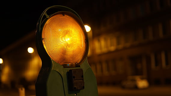Alemanya, essen, il·luminat, equips d’il·luminació, nit, llum, centrar-se en primer pla, tecnologia, comunicació, ciutat, llum - fenomen natural, cap gent, transport, carrer, groc, signe, llum de stop, a l'aire lliure, arquitectura, seguretat, primer pla, llum elèctrica, 5K, CC0, domini públic, lliure de regalies