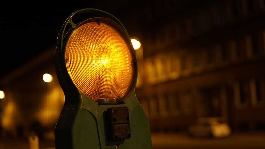 Alemanya, essen, il·luminat, equips d’il·luminació, nit, llum, centrar-se en primer pla, tecnologia, comunicació, ciutat, llum - fenomen natural, cap gent, transport, carrer, groc, signe, llum de stop, a l'aire lliure, arquitectura, seguretat, primer pla, llum elèctrica, 5K