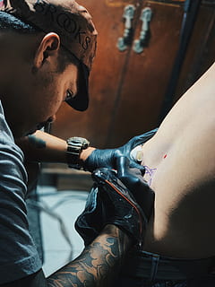 home fent tatuatge, pell, persona, humà, tatuatge, gent, esquena, clínica, genoll, pub, comptador de barres, dit, presó, braç, militar, uniforme militar, equip swat, blindat, exèrcit, estómac, símbol d’estrella, persones reals, homes, roba de treball protectora, guant de protecció, estils de vida, adult, mascles, ocupació, treball, creativitat, protecció, habilitat, una persona, a l'interior, adult jove, mig adult, concentració, moda, 4K, CC0, domini públic, lliure de regalies