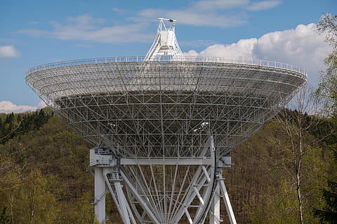 udsigt, kommunikationstårn, overskyet, himmel, astronomi, skyer, meddelelse, forbindelse, konstruktion, dagslys, Skov, høj, forskning, satellit, videnskab, plads, stål, struktur, teknologi, telekommunikation, teleskop, træer, trådløs, bygget struktur, arkitektur, sky - himmel, natur, dag, lav vinkel visning, ingen mennesker, udendørs, metal, bygning udvendig, tårn, rejsemål, rejse, bro - menneskeskabt struktur, turisme, plante, bro, 5K, CC0, offentligt domæne, royaltyfrie
