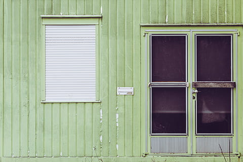 finestra, bianca, tapparelle, esterno dell'edificio, chiuso, costruzione, architettura, struttura costruita, Entrata, porta, Casa, giorno, nessuno, sicurezza, legno - materiale, quartiere residenziale, colore verde, protezione, otturatore, all'aperto, caratteristica della parete, telaio della finestra, 5K, CC0, dominio pubblico, privo di copyright