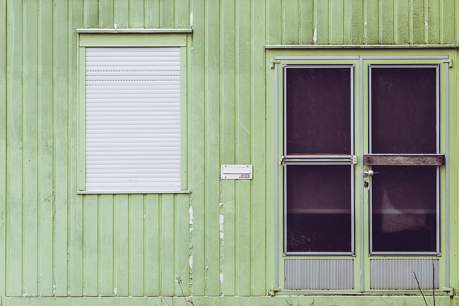 finestra, bianca, tapparelle, esterno dell'edificio, chiuso, costruzione, architettura, struttura costruita, Entrata, porta, Casa, giorno, nessuno, sicurezza, legno - materiale, quartiere residenziale, colore verde, protezione, otturatore, all'aperto, caratteristica della parete, telaio della finestra, 5K