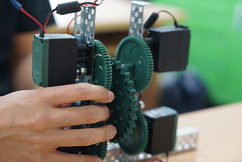 robòtica, robot, edifici, crear, fabricació, creativitat, tecnologia, mà humana, part del cos humà, temes de fotografia, mà, primer pla, celebració, una persona, centrar-se en primer pla, persones reals, equip fotogràfic, comunicació, equipament, a l'interior, càmera - equip fotogràfic, connexió, part del cos, ocupació, càmera, càmera digital, dit, 4K, CC0, domini públic, lliure de regalies