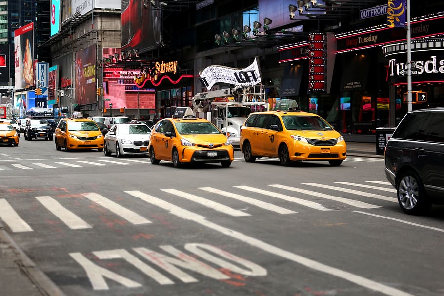 vehicles a la carretera, automòbil, vehicle, transport, cotxe, cabina, taxi, màquina, roda, humà, persona, ciutat, nova York, new york, ciutats, paisatge urbà, arquitectura, nyc, vida de ciutat, paisatges urbans, ny, manera de transport, carrer, carretera, carrer de la ciutat, exterior de l'edifici, vehicle terrestre, estructura construïda, signe, símbol, marcatge de carreteres, marcatge, trànsit, passeig, a l'aire lliure, 5K