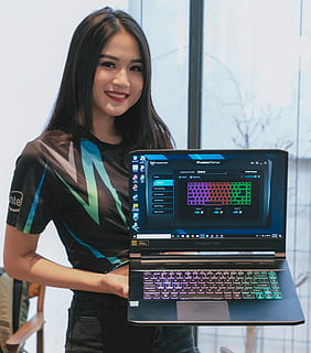 Person, Mensch, Elektronik, Computer, pc, Laptop, Computer Tastatur, Hardware-, Tastatur, Computerhardware, Monitor, Bildschirm, Anzeige, LCD Bildschirm, bekleidung, Kleidung, weiblich, Ärmel, Frau, lange Ärmel, junger Erwachsener, junge Frau, lächelnd, eine Person, Technologie, echte Menschen, Stehen, Kamera betrachten, Porträt, Glück, drinnen, Vorderansicht, Dreiviertel Länge, Emotion, lange Haare, Haar, Frisur, schöne Frau, Teenager, 4K, CC0, gemeinfrei, lizenzfrei