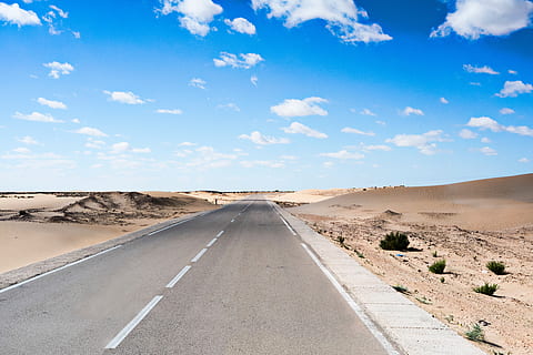 blau, cel, núvols, carretera, viatjar, desert, paisatge, muntanya alta, a l'aire lliure, herba, el camí a seguir, escenics - natura, transport, direcció, medi ambient, escena tranquil·la, núvol - cel, escena no urbana, perspectiva decreixent, naturalesa, clima àrid, tranquil·litat, dia, bellesa a la natura, clima, terra, cap gent, semiàrid, 4K, CC0, domini públic, lliure de regalies