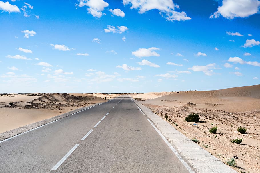 blau, cel, núvols, carretera, viatjar, desert, paisatge, muntanya alta, a l'aire lliure, herba, el camí a seguir, escenics - natura, transport, direcció, medi ambient, escena tranquil·la, núvol - cel, escena no urbana, perspectiva decreixent, naturalesa, clima àrid, tranquil·litat, dia, bellesa a la natura, clima, terra, cap gent, semiàrid, 4K