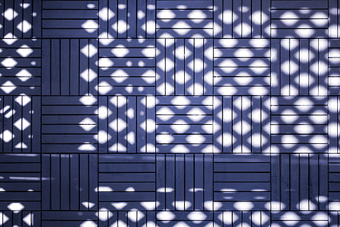 luz del sol, blanco, pared, iluminado, modelo, nadie, noche, equipo de iluminación, antecedentes, azul, fotograma completo, arquitectura, estructura construida, brillante, repetición, exterior del edificio, luz - fenómeno natural, metal, en una fila, diseño, resumen, a rayas, techo, 5K, CC0, dominio público, libre de derechos