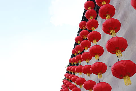 lanterne di carta rossa, lanterna, lampada, parete, appendere, rosso, fortunato, paralume, Cina, folla, Festival, costruzione, architettura, cupola, ringhiera, gli sport, risolvendo, esercizio, sport, fitness, Palestra, celebrazione, lanterna cinese, decorazione, cielo, Inquadratura dal basso, sospeso, natura, nessuno, giorno, attrezzatura per l'illuminazione, grande gruppo di oggetti, vacanza, Capodanno cinese, festival delle lanterne cinesi, evento, all'aperto, 5K, CC0, dominio pubblico, privo di copyright