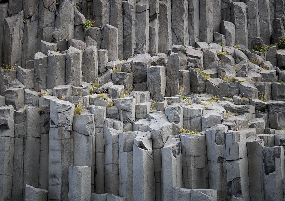 formació de roca grisa, pissarra, Islandia, rock, arqueologia, vik, columna, reynisfjara basalt, penya-segat, pilar, pedra, gris, capa, natural, edifici, arquitectura, sòl, paret, naturalesa, història, cap gent, el passat, sòlid, antic, dia, escultura, representació, art i artesania, viatjar, estàtua, representació humana, destinacions de viatge, a l'aire lliure, turisme, artesania, en fila, memorial, civilització antiga, 5K