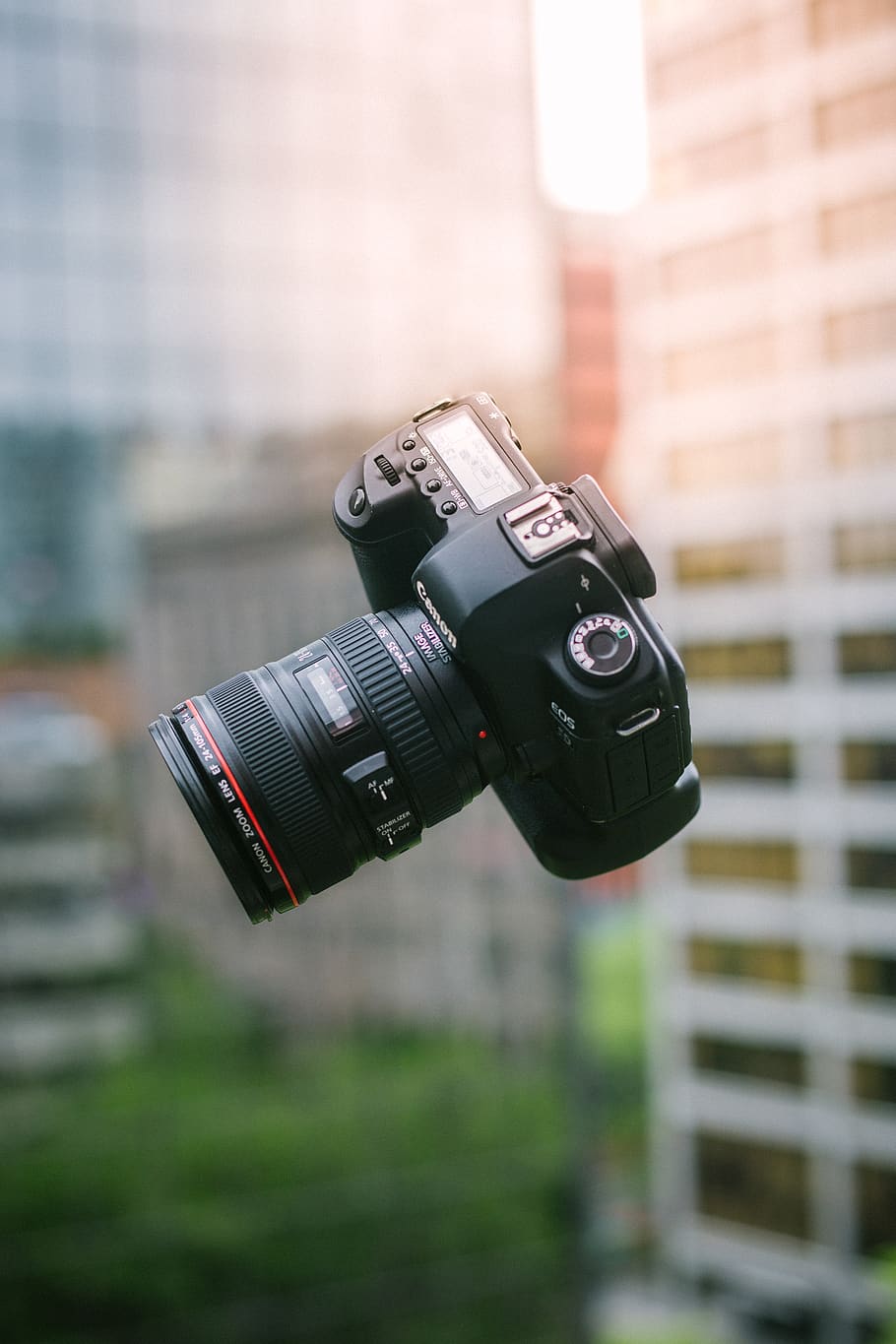 fotocamera dslr nera, macchina fotografica - attrezzatura fotografica, tecnologia, temi fotografici, attrezzatura fotografica, concentrarsi sulle conoscenze acquisite, obiettivo - strumento ottico, colore nero, moderno, avvicinamento, telecamera, Fotografare, nessuno, Camera digitale, in stile retrò, giorno, architettura, attività, esterno dell'edificio, struttura costruita, fotocamera reflex, 4K
