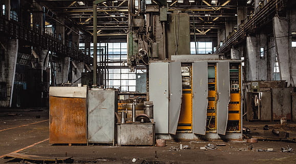 mașină industrială gri, clădire, maşină, fabrică, pasăre, animal, jante din aliaj, roată, vorbit, urban, strung, de fabricație, spaţiu, deschis, imens, mașini, unelte, interior, dulapuri, galben, gol, industrie, arhitectură, metal, construită, combustibil și generarea de energie electrică, nici o persoana, în interior, abandonat, zi, camera de zi, vechi, învechit, Afaceri, recipient, echipamente de producție, tehnologie, industria metalurgică, echipament industrial, deteriorare, oţel, linie de producție, 4K, CC0, domeniu public, fără drepturi de autor