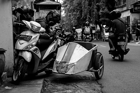 motocicletta parcheggiata, bianca, nero, fotografia di strada, foto di strada, ruota, tre, tre ruote, mezzi di trasporto, modo di trasporto, città, strada, persone reali, veicolo terrestre, uomini, scooter, giorno, gruppo di persone, persone, architettura, persone accessorie, motociclo, casco, giro, equitazione, lunghezza intera, all'aperto, casco protettivo, 5K, CC0, dominio pubblico, privo di copyright
