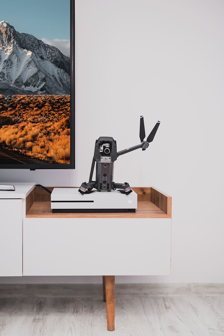 editore, bianca, schermo, proiettore beam, in casa, nessuno, tecnologia, tavolo, mobilia, interno di casa, legno - materiale, natura morta, trasparente, comunicazione, computer, scrivania, legna, vetro - materiale, giorno, assenza, stanza domestica, finestra, Colore bianco, ufficio, 5K