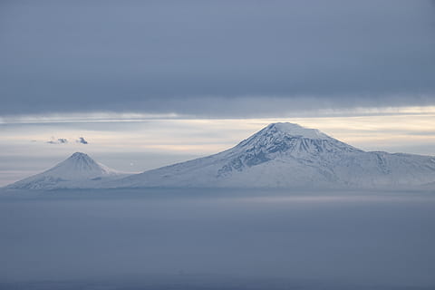 alper bjerg, natur, udendørs, bjerg, is, bjergkæde, sne, hældning, spids, gletscher, landskab, vinter, plateau, isbjerg, jord, forbjerg, tundra, luftfoto, skifer, frost, scenics - natur, himmel, skønhed i naturen, kold temperatur, snedækket bjerg, rolig scene, vulkan, sky - himmel, ro, miljø, ikke-urbane scene, ingen mennesker, idyllisk, bjergtop, 2K, CC0, offentligt domæne, royaltyfrie