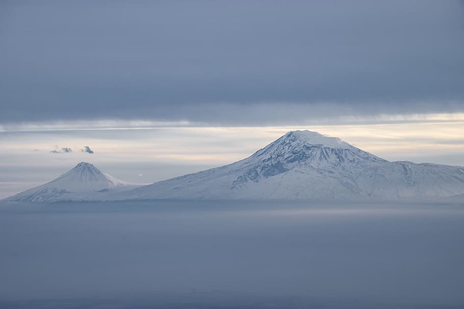 alper bjerg, natur, udendørs, bjerg, is, bjergkæde, sne, hældning, spids, gletscher, landskab, vinter, plateau, isbjerg, jord, forbjerg, tundra, luftfoto, skifer, frost, scenics - natur, himmel, skønhed i naturen, kold temperatur, snedækket bjerg, rolig scene, vulkan, sky - himmel, ro, miljø, ikke-urbane scene, ingen mennesker, idyllisk, bjergtop, 2K