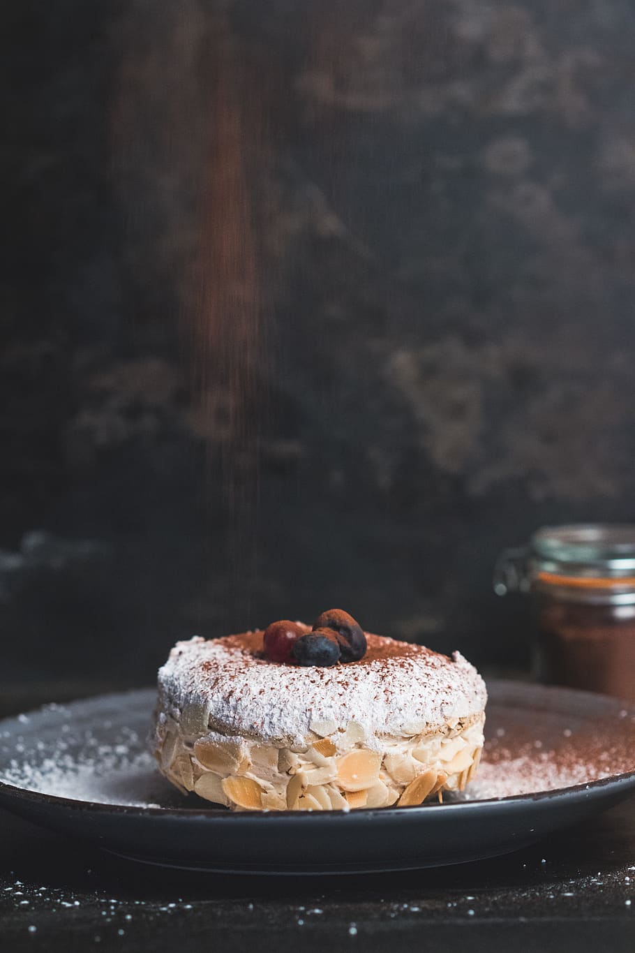 tort pe farfurie, mancare si bautura, alimente, mâncare dulce, indulgenţă, dulce, desert, prospeţime, copt, în interior, tort, gata să mănânce, ispită, mâncări nesănătoase, masa, nici o persoana, lemn - material, a închide, să se concentreze asupra primelor elemente, fruct, natură moartă, produse de patiserie coapte, tart - desert, mancare frantuzeasca, 5K