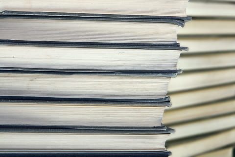 Buch, Bildung, Reiseführer, Wissen, Bibliothek, Alphabetisierung, Literatur, lesen, Lehrbuch, Arbeitsmappe, Stapel, Veröffentlichung, große gruppe von gegenständen, keine Leute, drinnen, Nahansicht, Lernen, Stillleben, Sachverstand, Fokus auf den Vordergrund, Informationsmedium, Papier-, gebundenes Buch, alt, Balance, Fülle, Hintergründe, Muster, 4K, CC0, gemeinfrei, lizenzfrei
