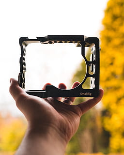caixa negra, persona, humà, ulleres de sol, accessori, accessoris, dit, text, mirall, electrònica, fona, ulleres de protecció, símbol, logotip, marca comercial, càmera, telèfon, sivella, magnificació, diari, més lleuger, mà humana, celebració, mà, part del cos humà, una persona, persones reals, perspectiva personal, temes de fotografia, part del cos, tecnologia, centrar-se en primer pla, estils de vida, càmera - equip fotogràfic, activitat d'oci, dit humà, persona irreconeixible, a l'aire lliure, naturalesa, extremitat humana, càmera digital, 2K, CC0, domini públic, lliure de regalies
