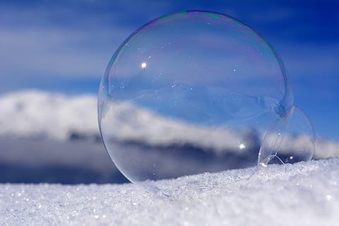 bolla di sapone, zer, inverno, freddo, ghiacciato, ghiaccio, congelato, bolla congelata, blu, invernale, eiskristalle, la neve, sfera, natura, trasparente, bolla, avvicinamento, messa a fuoco selettiva, fragilità, vulnerabilità, nessuno, sapone sud, mezz'aria, cielo, temperatura fredda, giorno, all'aperto, riflessione, forma, leggero, morbidezza, 5K, CC0, dominio pubblico, privo di copyright