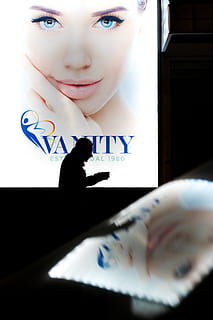 poster di vanità, ritratto, una persona, persone reali, in casa, colpo alla testa, stili di vita, vista frontale, giovane adulto, avvicinamento, finestra, giovani donne, donne, guardando la fotocamera, analizzare, cercare, guardare, attività di svago, giorno, interno di casa, bella donna, innocenza, 5K, CC0, dominio pubblico, privo di copyright