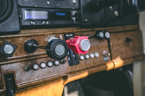 rouge, noir, boutons de commande, La technologie, la musique, personne, culture artistique et divertissement, à l'intérieur, fermer, instrument de musique, équipement audio, contrôle, matériel d'enregistrement sonore, mise au point sélective, bouton, style rétro, se concentrer sur le premier plan, Panneau de contrôle, équipement, équipement musical, bouton poussoir, mélangeur sonore, 5K, CC0, domaine public, libre de droits