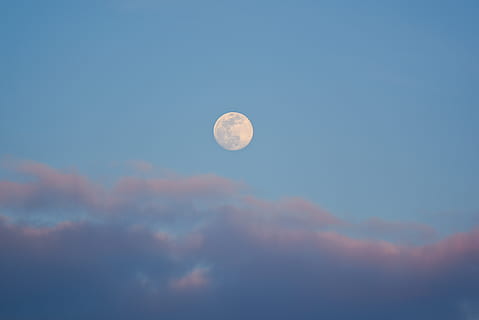 lluna blanca, naturalesa, a l'aire lliure, espai, lluna, univers, nit, astronomia, espai exterior, lluna plena, cel, oceà, mar, aigua, nebulosa, cel blau, terra, focs artificials, paisatge, edifici, bellesa a la natura, escenics - natura, escena tranquil·la, tranquil·litat, núvol - cel, blau, cap gent, Lluna planetària, vista d’angle baix, idíl·lic, vespre, cercle, astrologia, 5K, CC0, domini públic, lliure de regalies