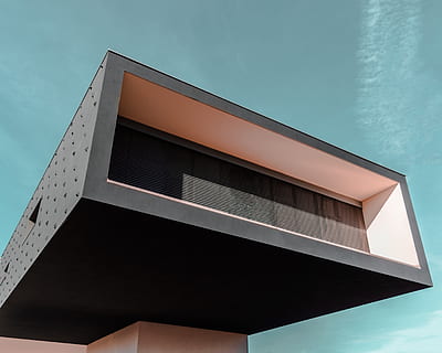 edifício preto, arquitetura, visão de baixo ângulo, estrutura construída, exterior do edifício, céu, ninguém, dia, natureza, construção, ao ar livre, moderno, azul, padronizar, luz solar, céu limpo, seção alta, janela, Castanho, forma triangular, cidade, turquesa colorida, 4K, CC0, domínio público, royalty free